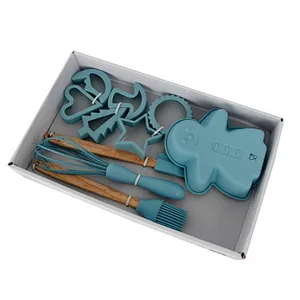 Hot sale Silicone and PP plastic 10pc 3d cute baking tools set cookie cutter round silicone cake pan molds