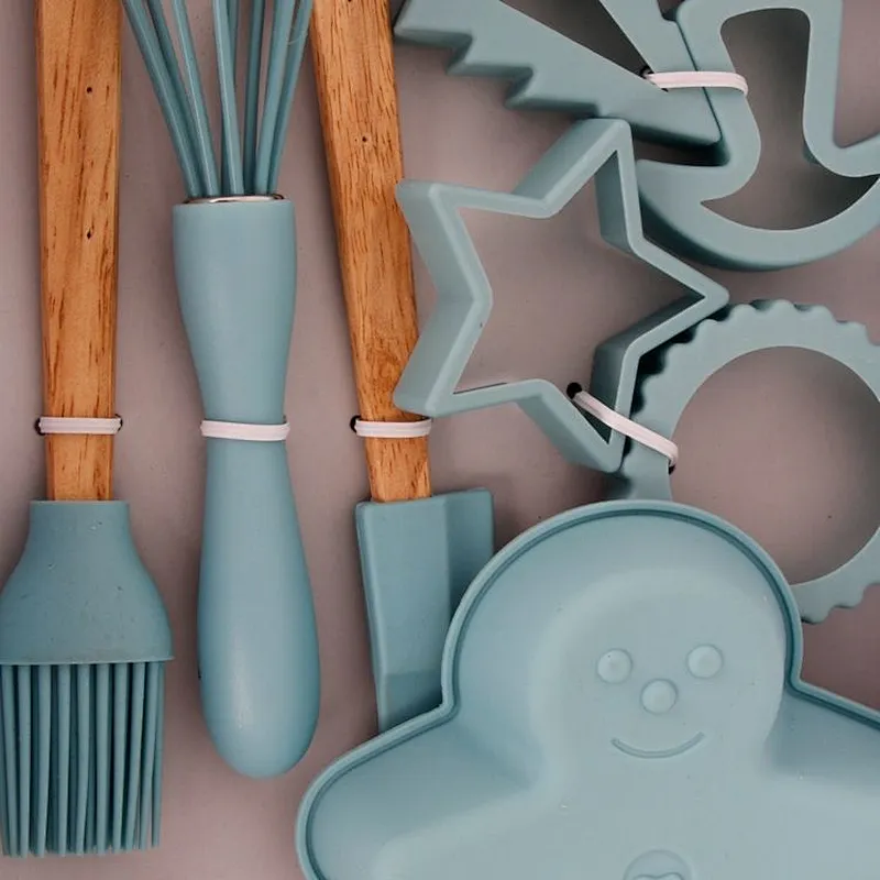 Hot sale Silicone and PP plastic 10pc 3d cute baking tools set cookie cutter round silicone cake pan molds