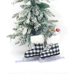 COUNTRY CHRISTMAS ICE SKATES HAND CARVED FRAME DOOR WREATH HANGER RED PLAID UNIK 20*20cm