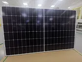 panneaux solaires à moitié coupés