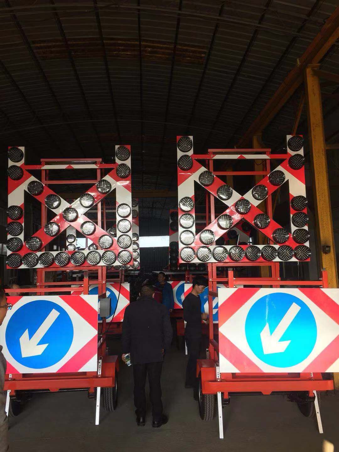 Solar Traffic Arrow Sign Trailer_