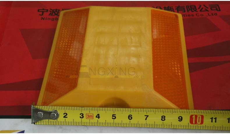 Highway_Plastic_Yellow_Road_Stud.jpg