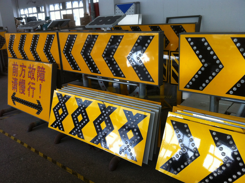 solar_powered_construction_sign.jpg