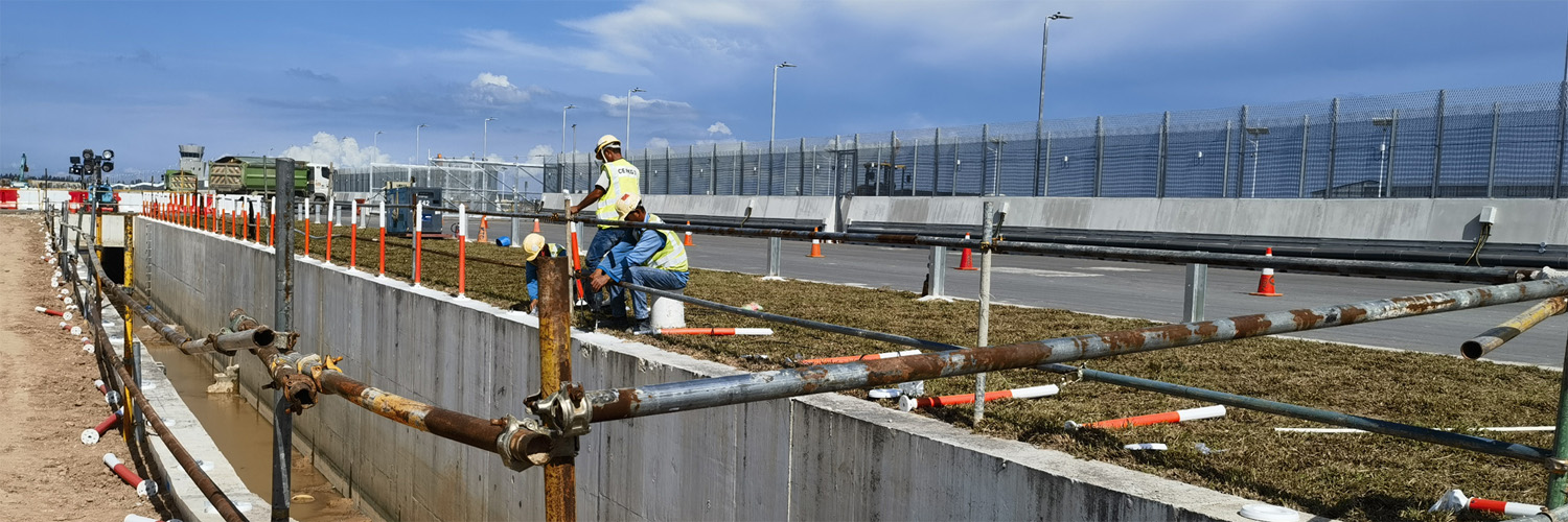 Reflective Traffic Delineator Posts Installed in Singapore New Airport Project