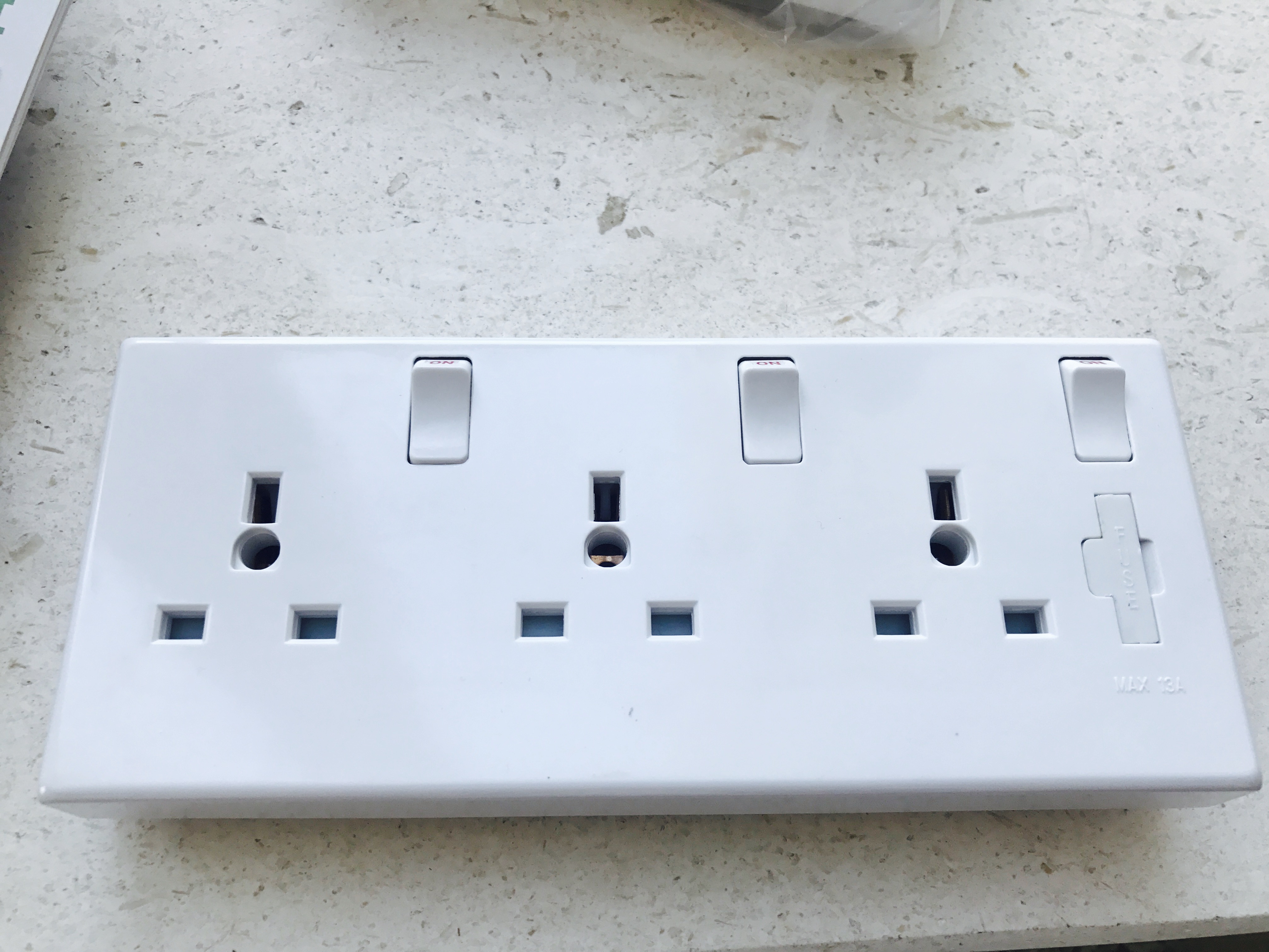 A093/LS 3G 13A CONVERTER SWITCHED SOCKET