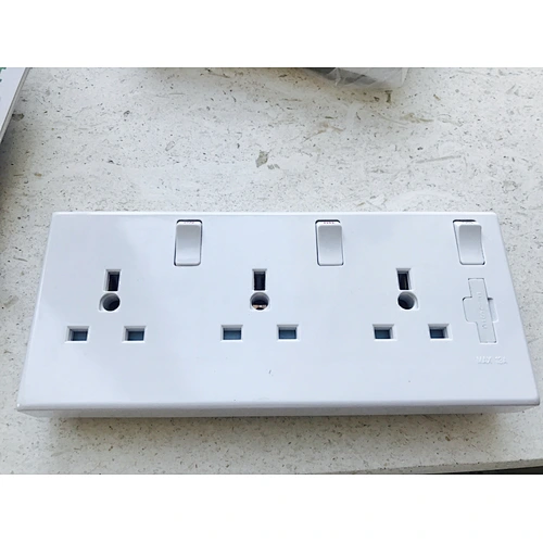 A093/LS 3G 13A CONVERTER SWITCHED SOCKET