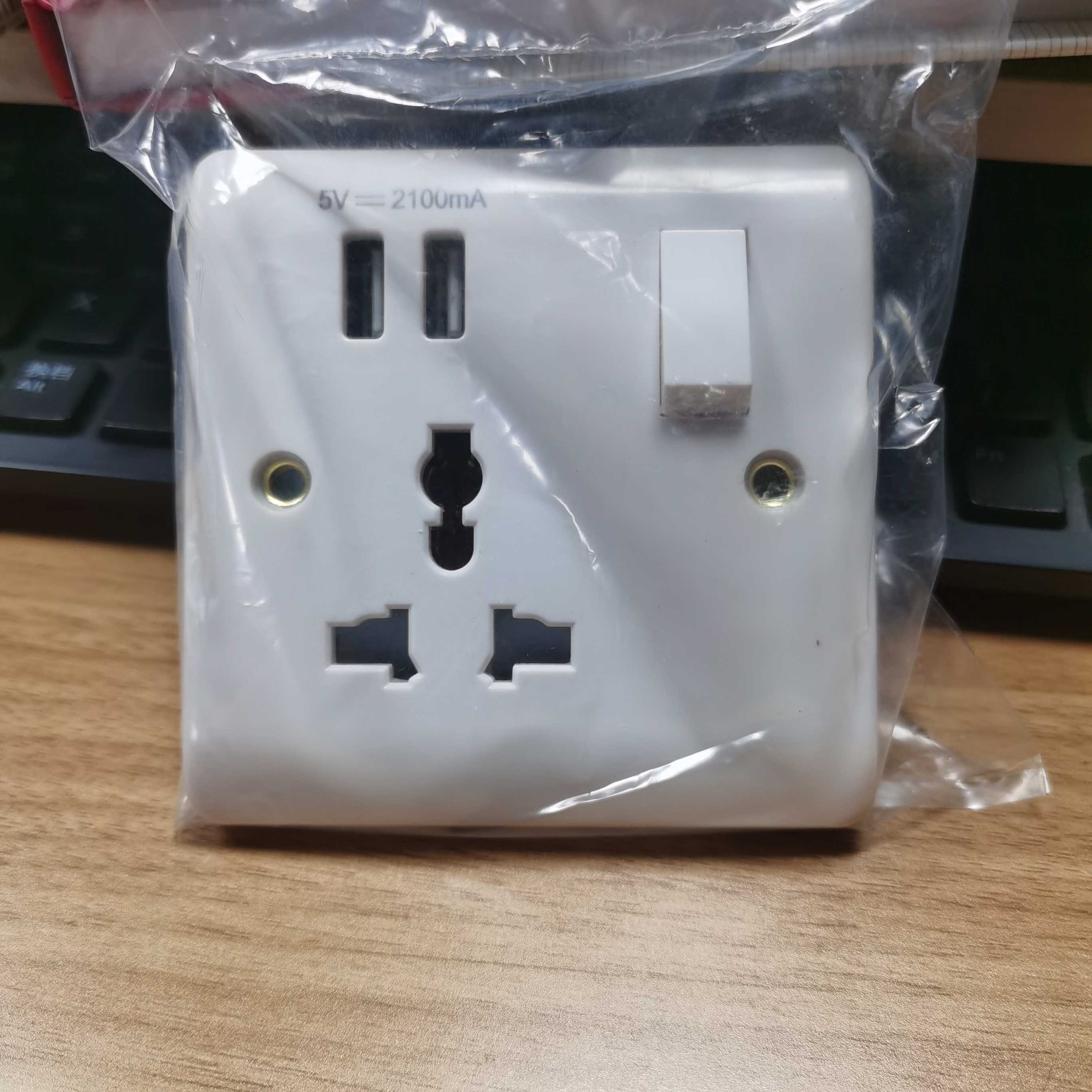 16A 1 Gang Universal Socket With  2USB  Outlet 2.1AmP