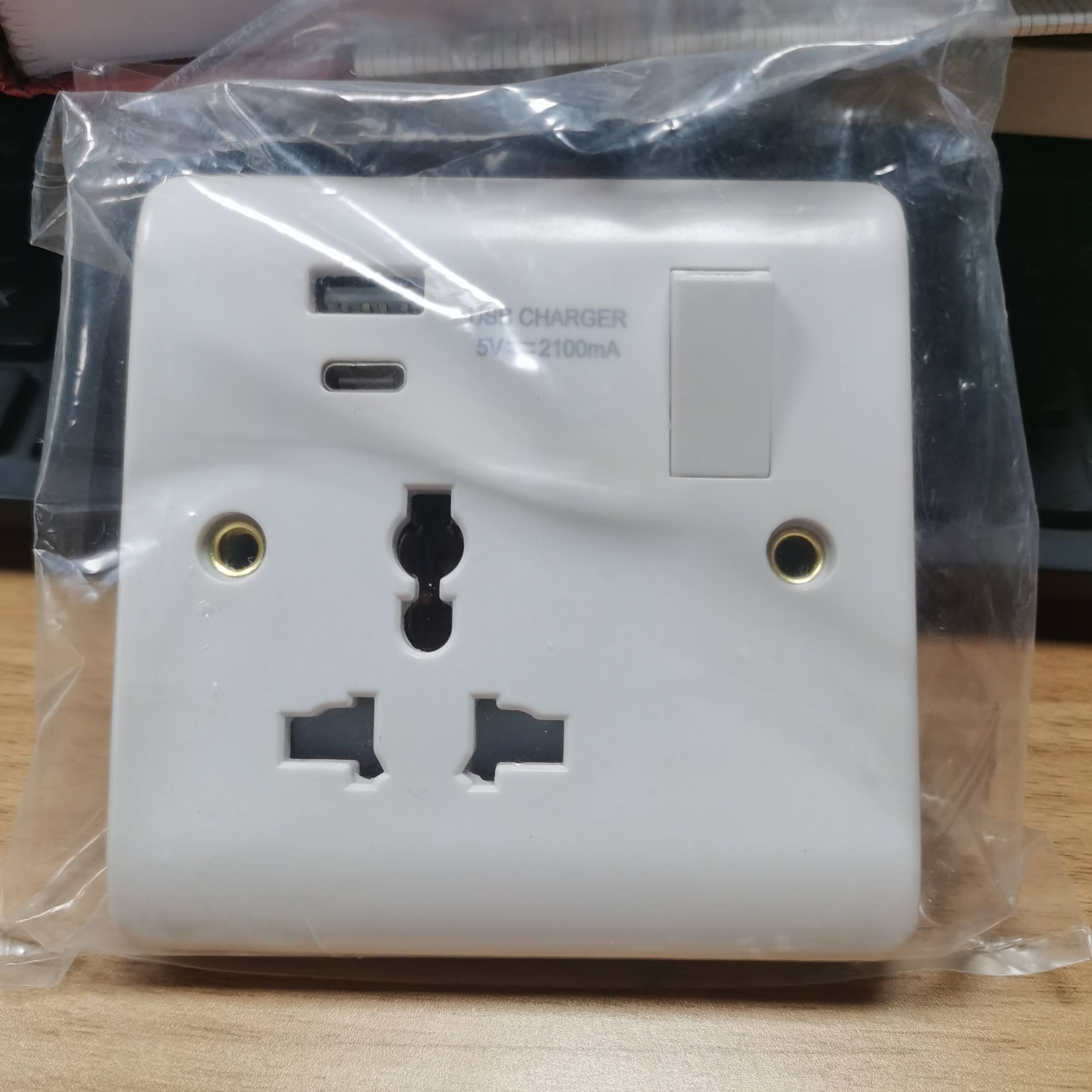 16A 1 Gang Universal Socket With  USB+ type—c  Outlet 2.1AmP