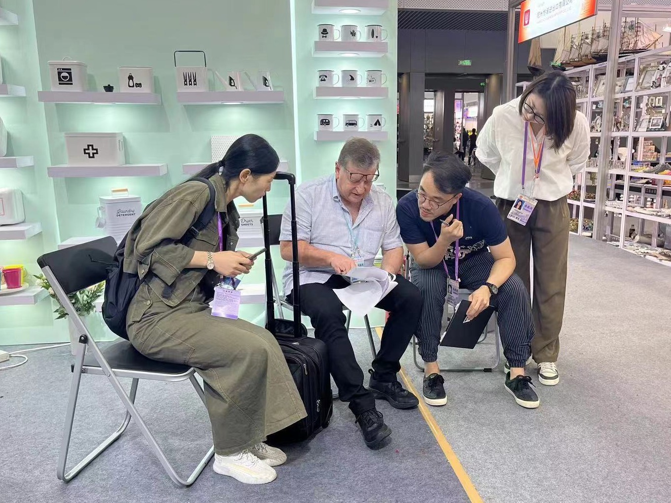 Jasion houseware team talking with customer in 134th canton fair