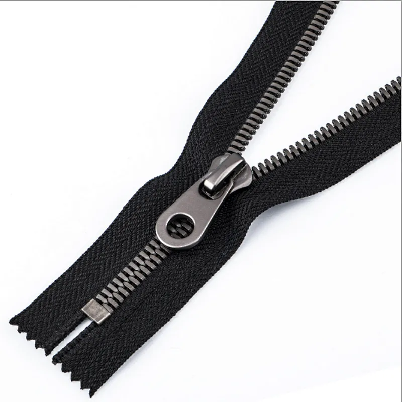 Metal zipper