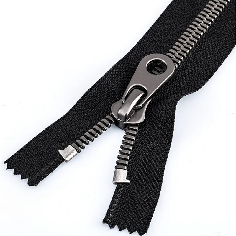 Metal zipper