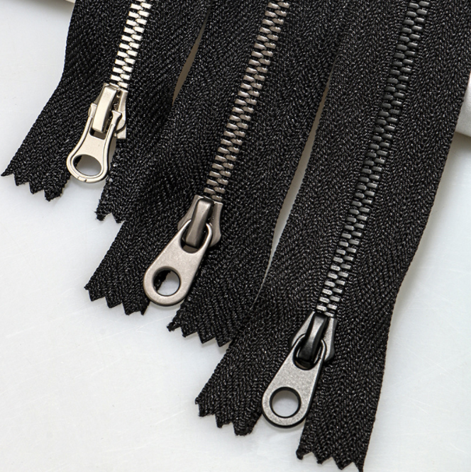 Metal zipper