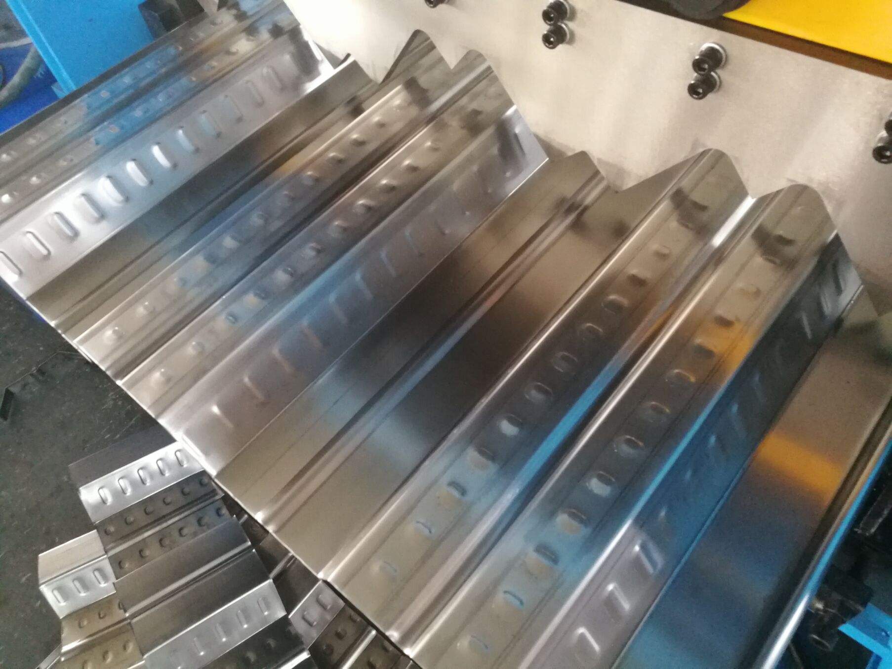 High quality steel plate deck floor tile making machine for European market