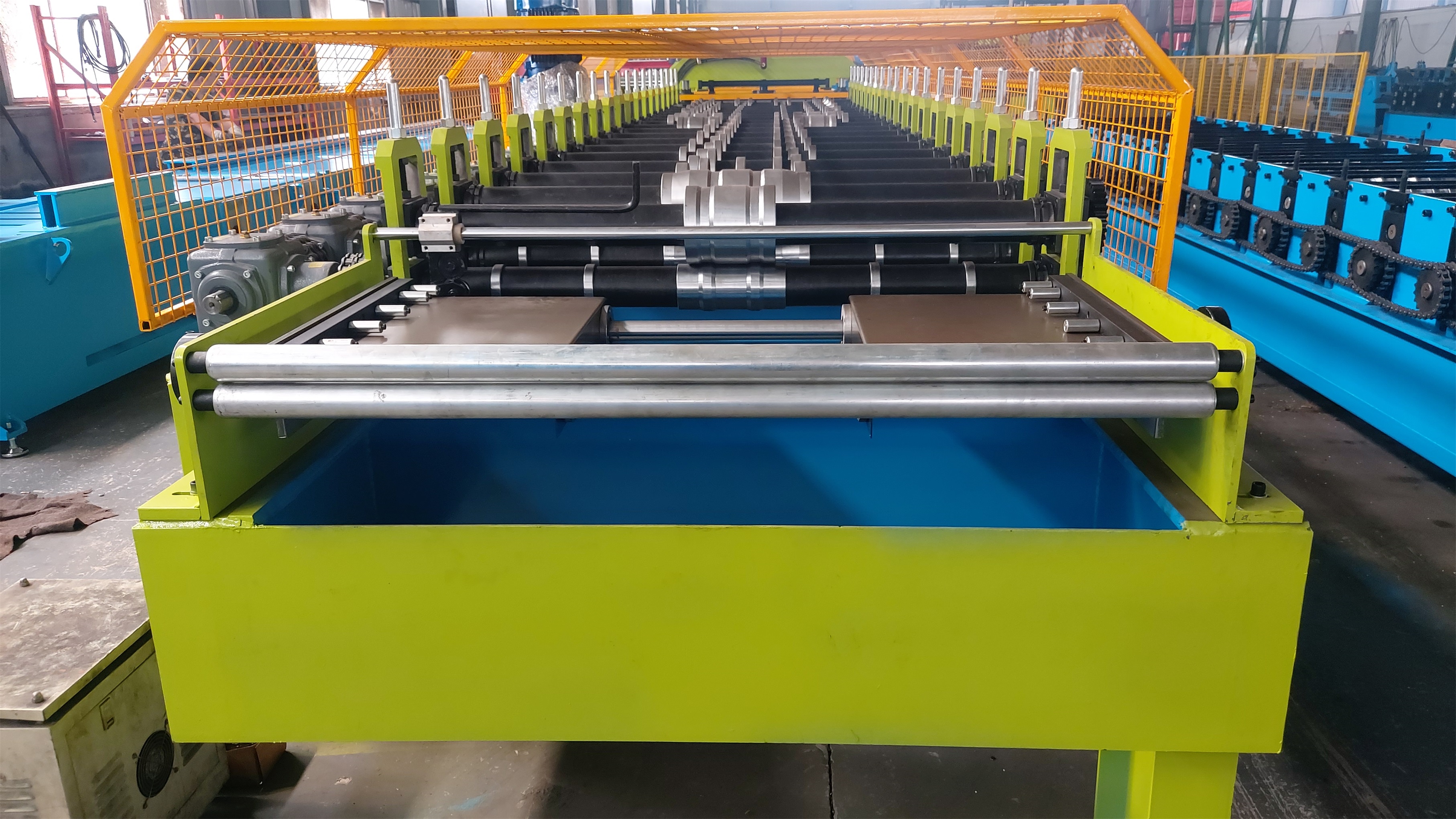 roofing panel roll forming machine