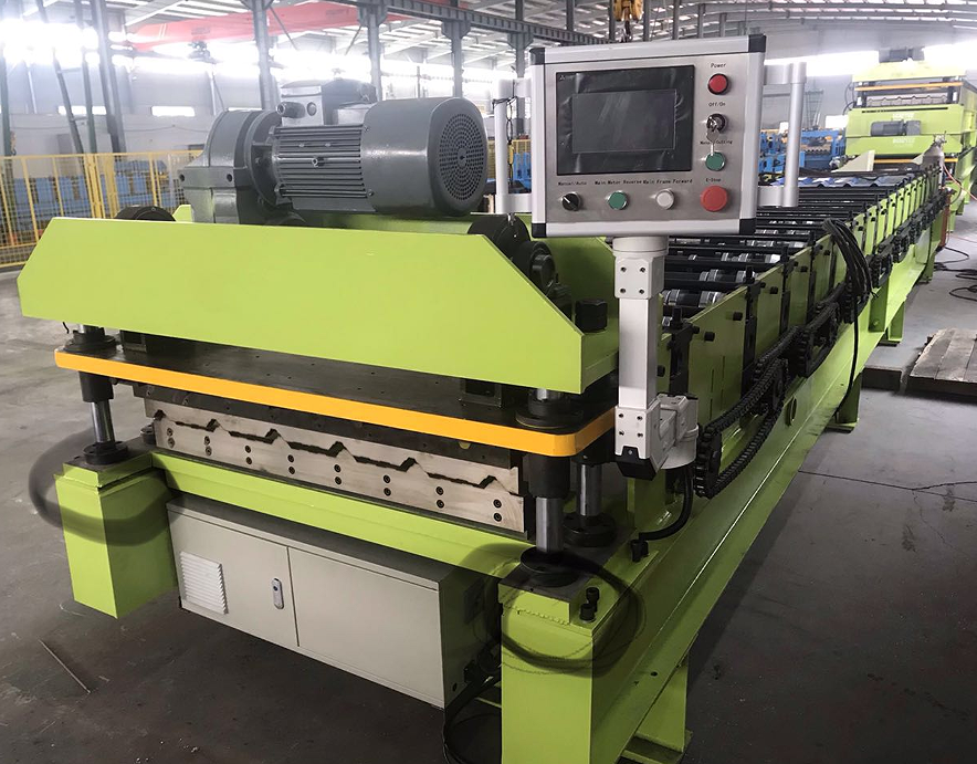 R panel roll forming machine