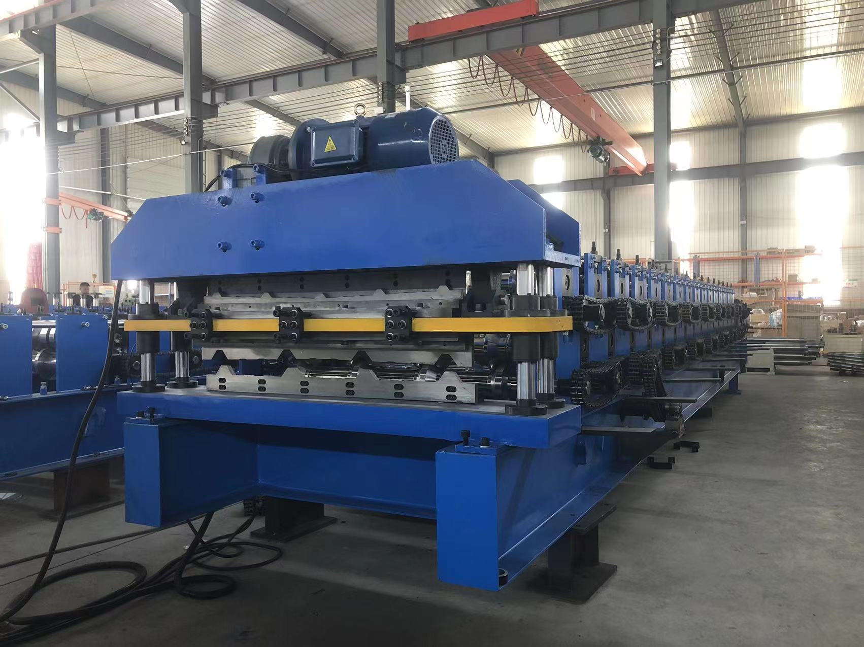 R panel roll forming machine