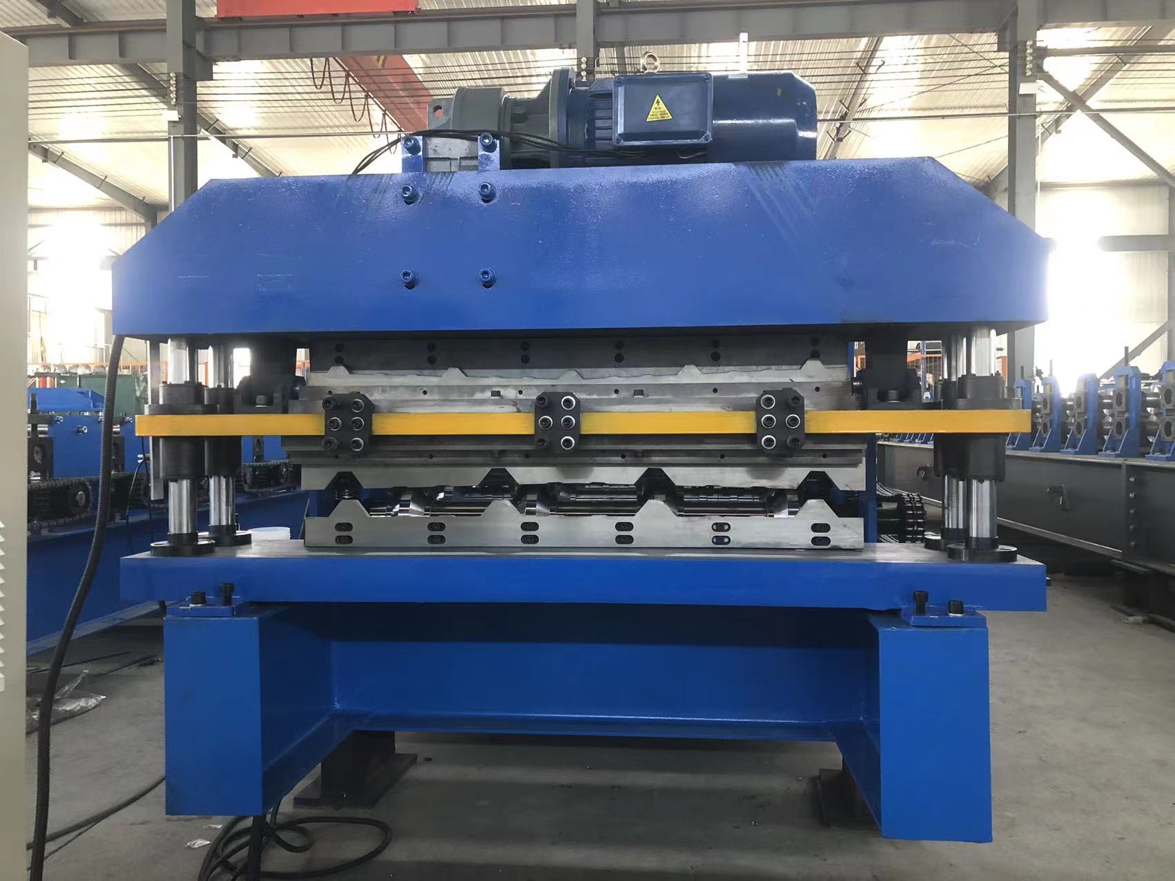 R panel roll forming machine