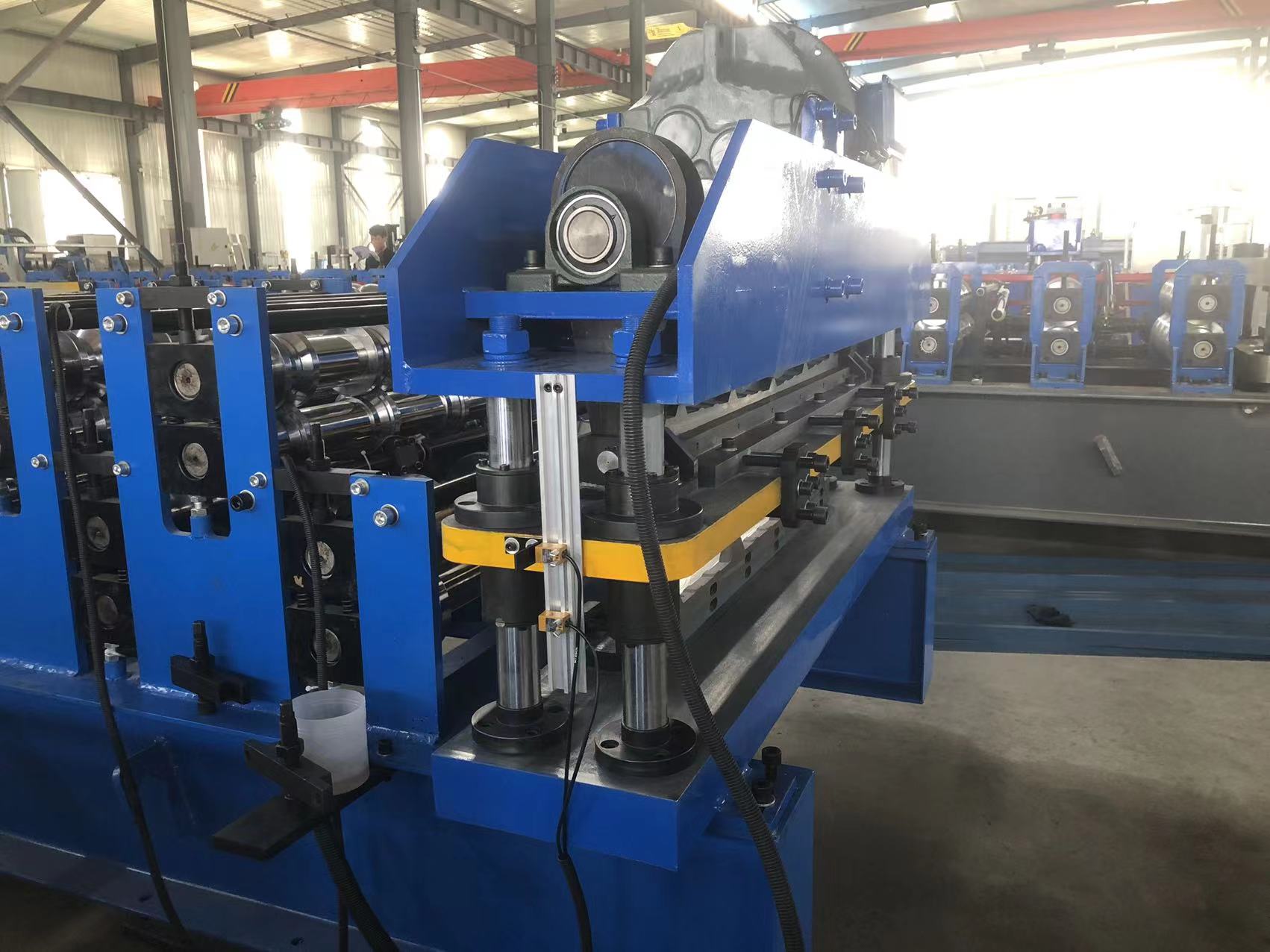 R panel roll forming machine