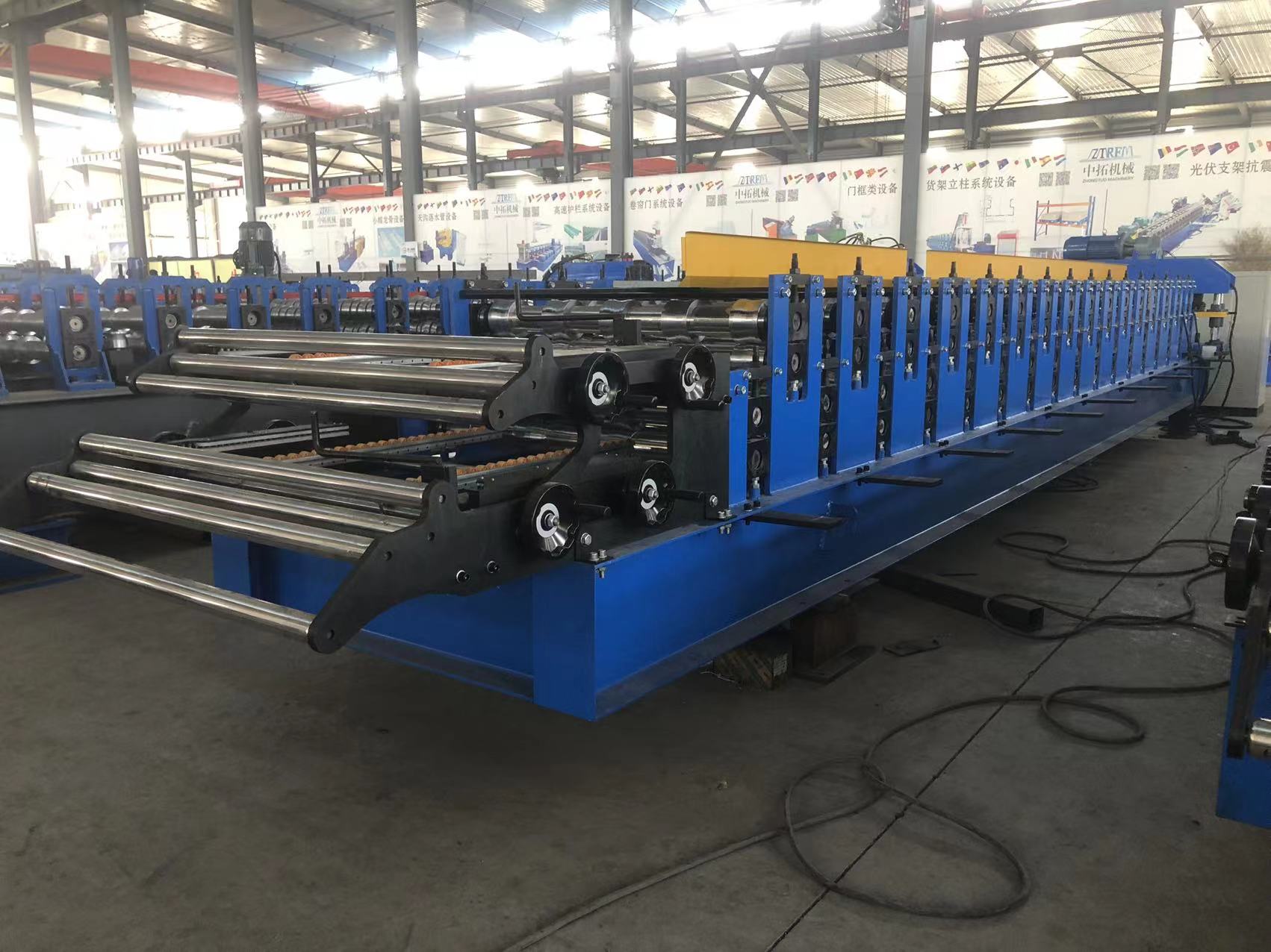 R panel roll forming machine