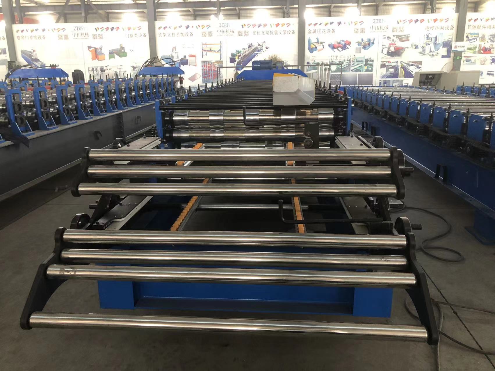 R panel roll forming machine
