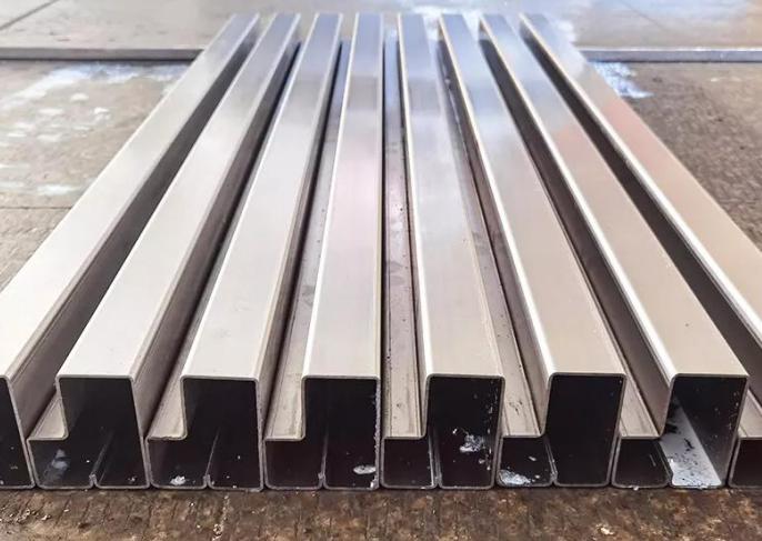 P beam roll forming machine