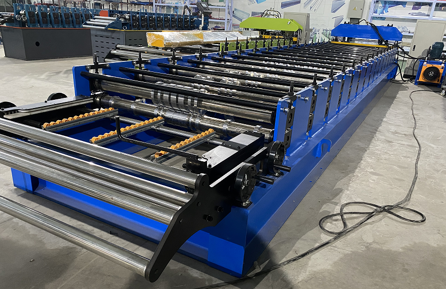 Metal roofing sheet rolling forming machine