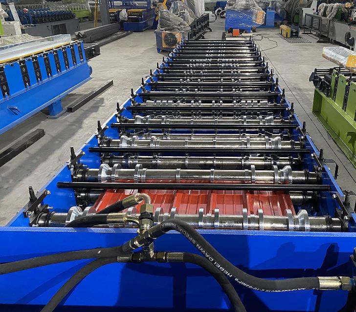 Metal roofing sheet rolling forming machine