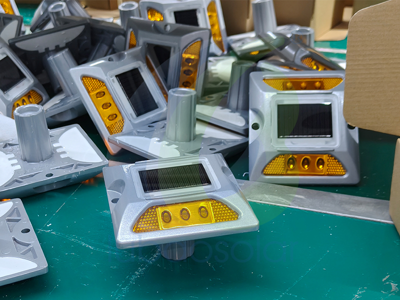 LS-06A Aluminum solar road stud light with spike