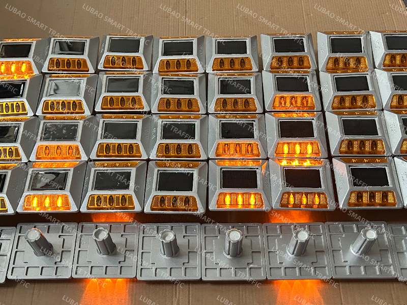 LS-06 Aluminium solar reflective road markers with spike
