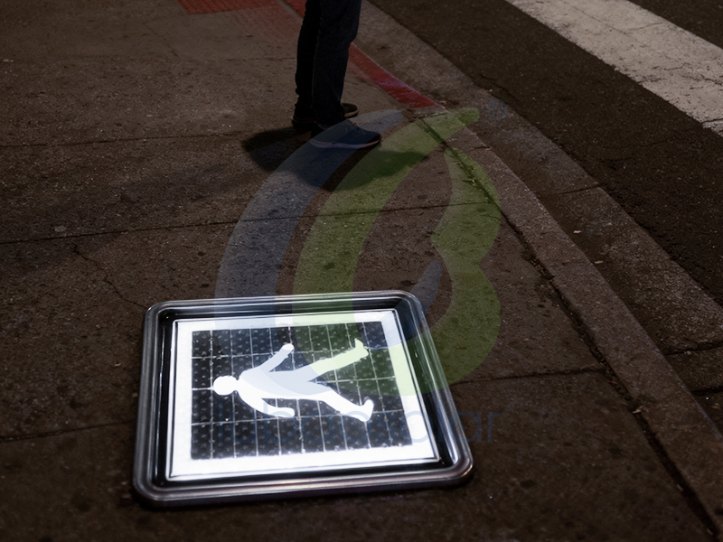 Embedded solar traffic light