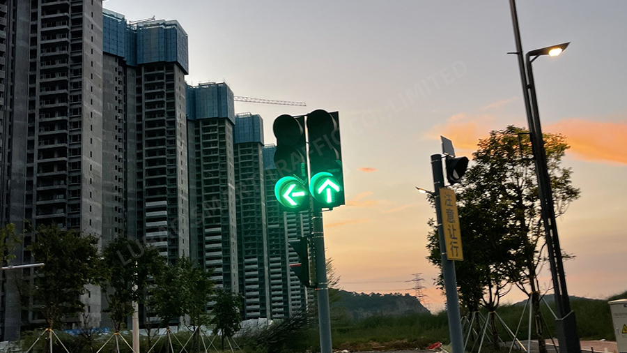 flashing red arrow traffic light