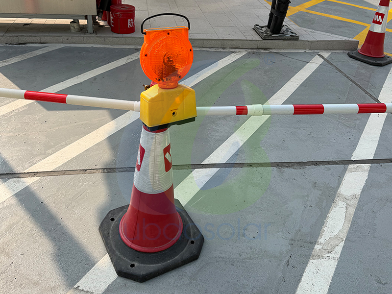 LB-6000太阳能LED警示灯:保障施工与道路作业安全