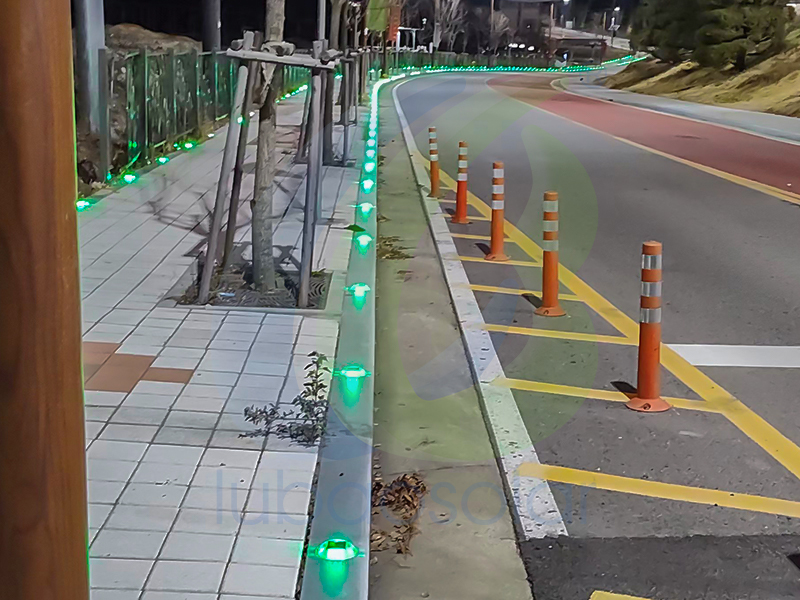 LS-07 Solar raised lighted driveway markers
