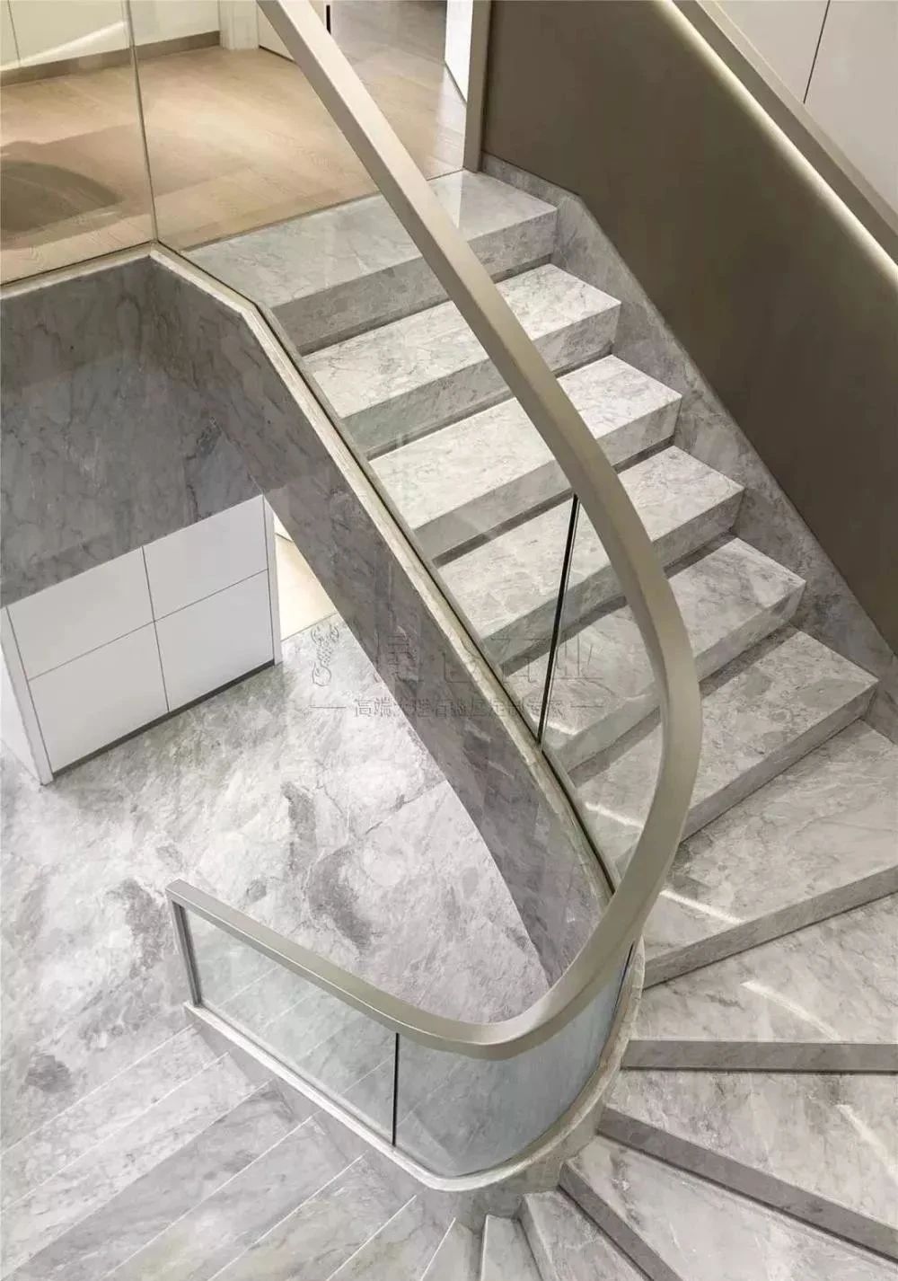 How to design the stone skirting of stairs?