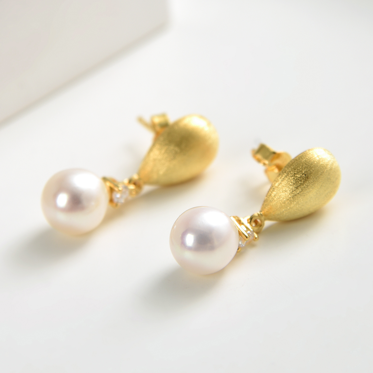 2mm white cubic zirconia with freshwater pearl stud earrings