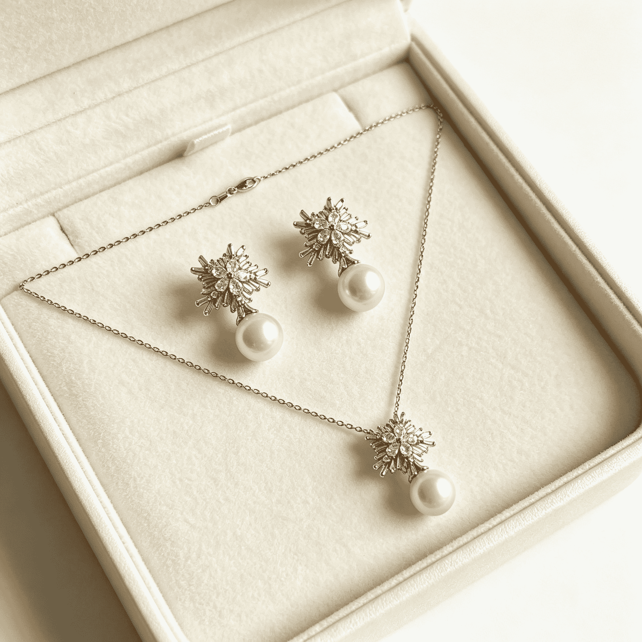 The necklace comes with a thin adjustable chain and lobster‑clasp closure for easy wearing; lightweight stud earrings fit ears comfortably without soreness.