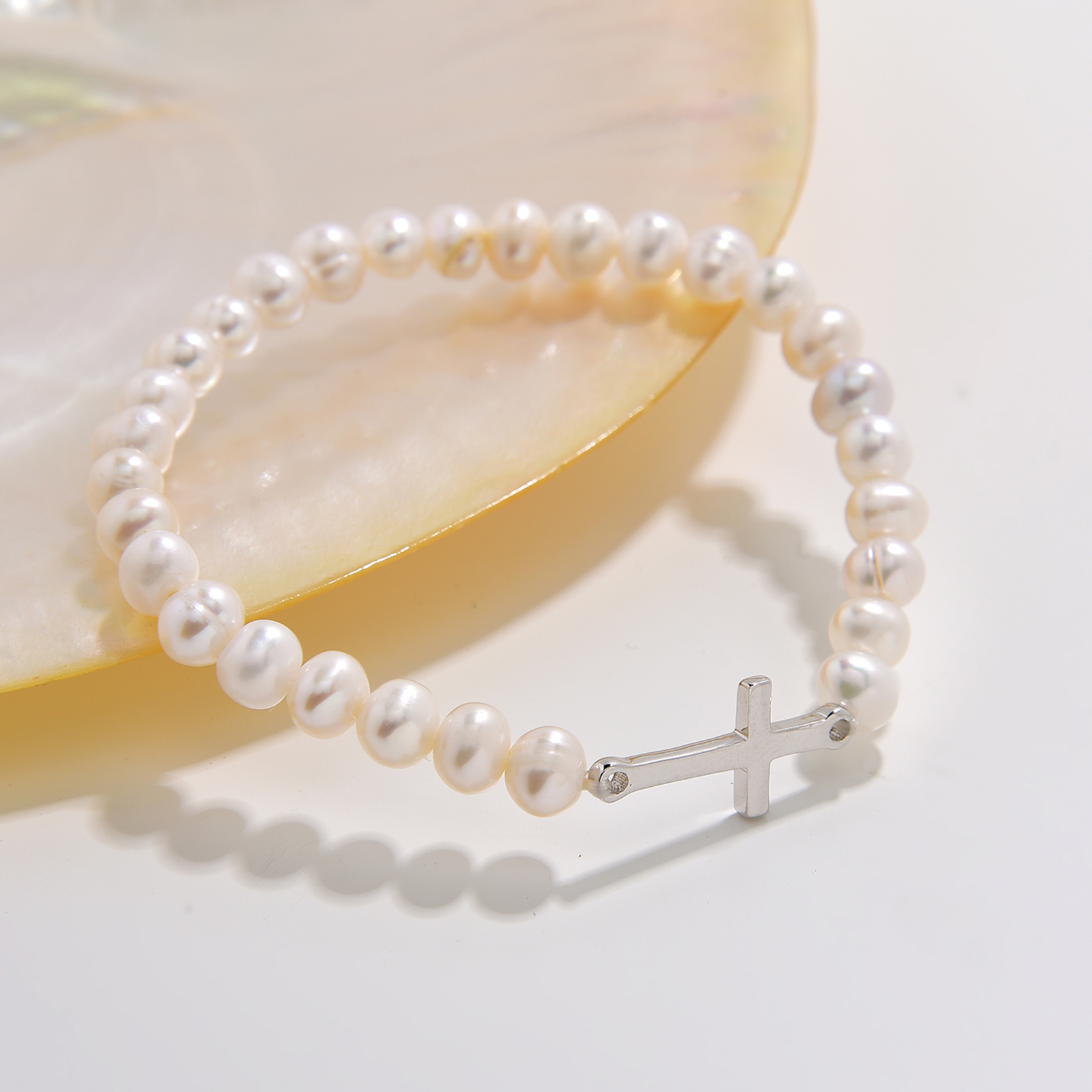 7.5 length silver cross charm stretch bracelet with 4-5mm freshwater cultured round pearl