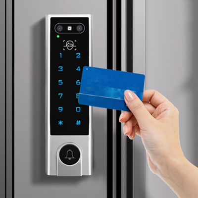 A porta V3-WIFI mantém o modo aberto para passagem gratuita durante o horário comercial
