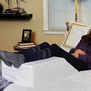 Hot Amazon Trending Memory Foam Leg Pillow Multifunction Elevation With Orthopedic For Knee Cushion