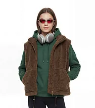 Chaqueta tipo chaleco Sherpa con cuello alto y cremallera sin mangas