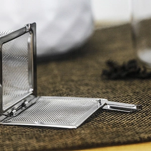 Hot selling stainless steel mesh pyramid shape tea infuser with chain