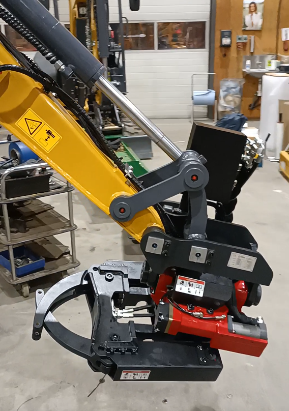 CATSU tilt rotator bucket demonstrating continuous rotation function for precision excavation work