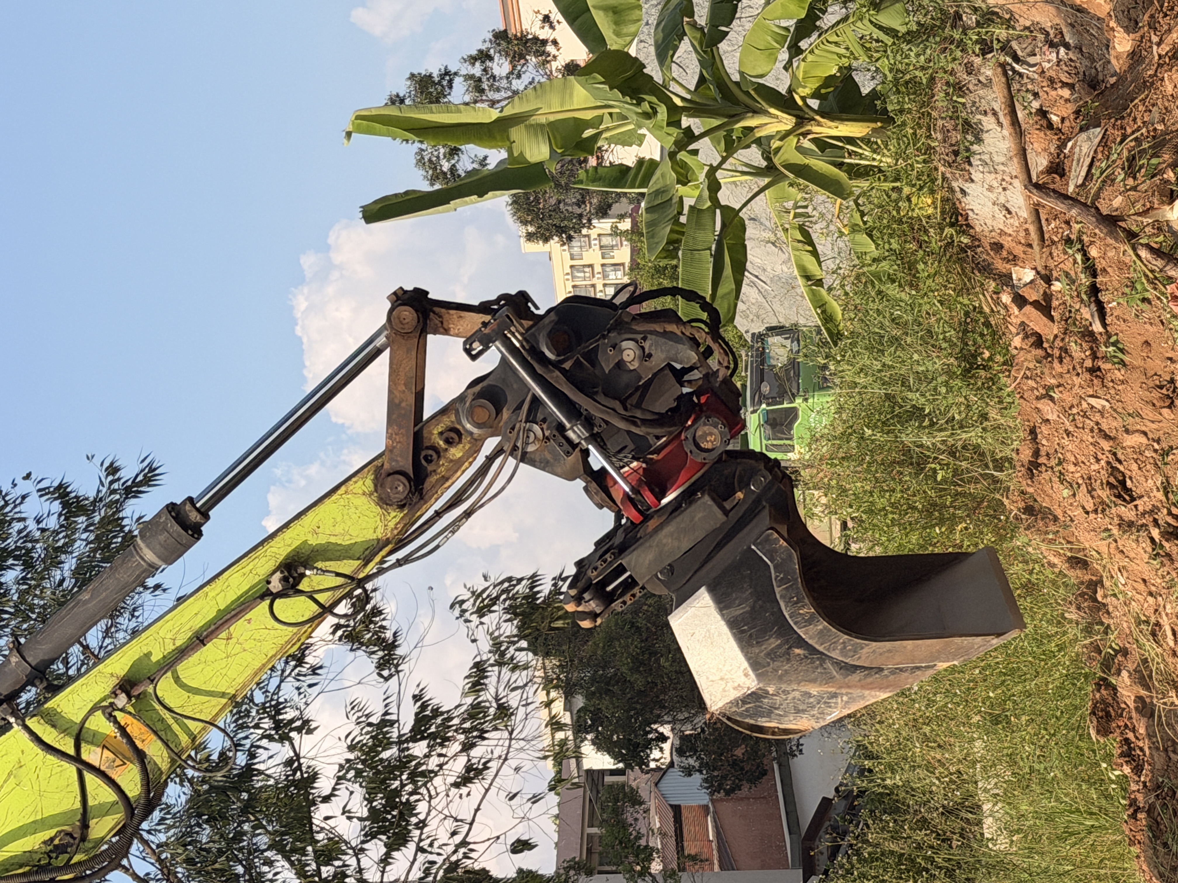 CATSU tiltrotator bucket tilter mounted on excavator for site grading
