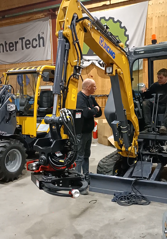 CATSU excavator tiltrotator and rotating bucket demonstrate 360-degree rotation on-site