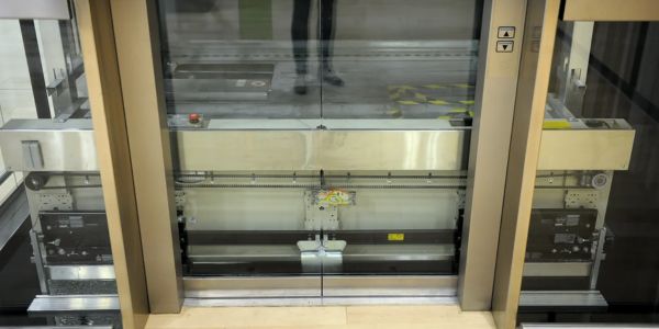 Ascensor Mitsubishi común muerto