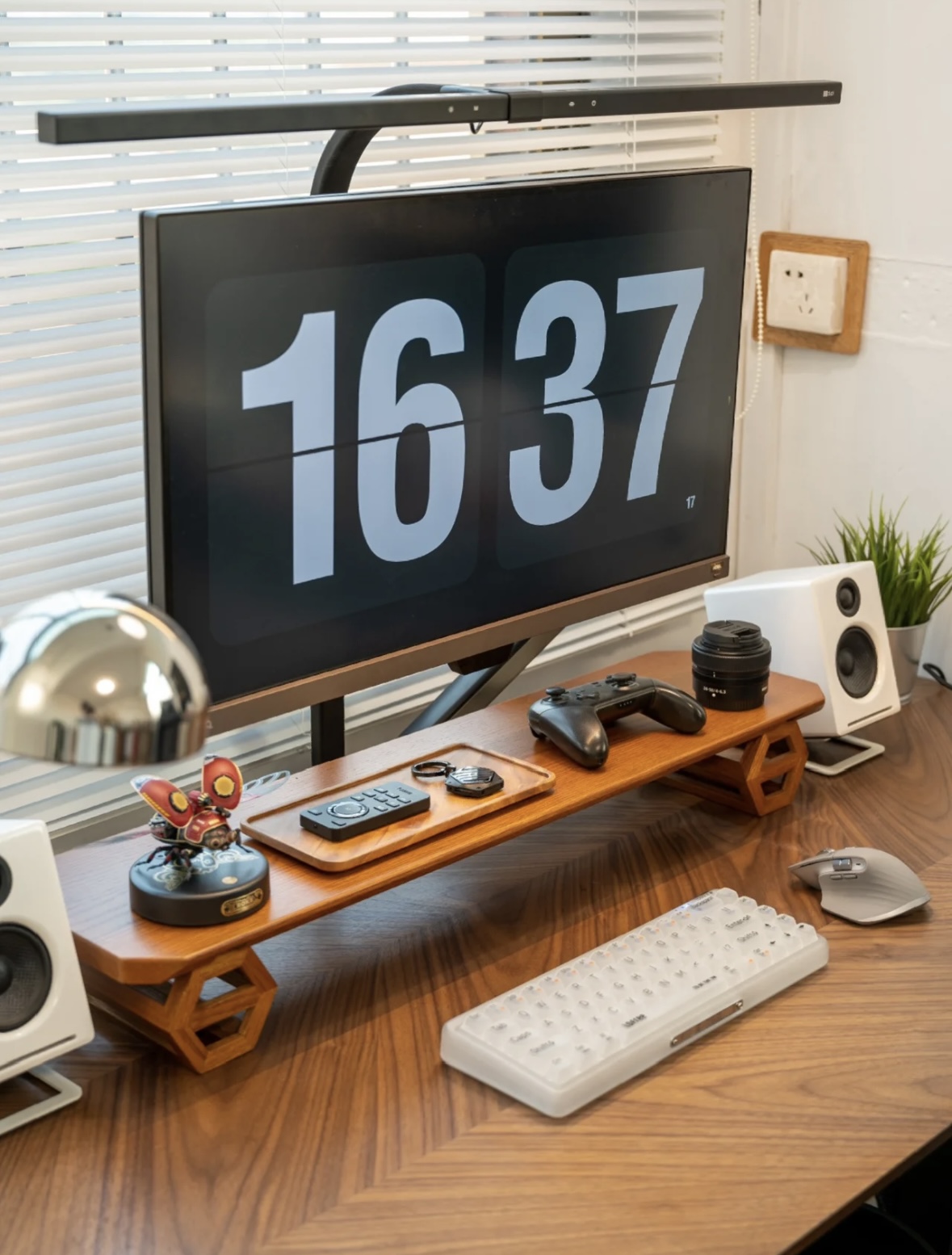 Monitor Arms VS Monitor Stands