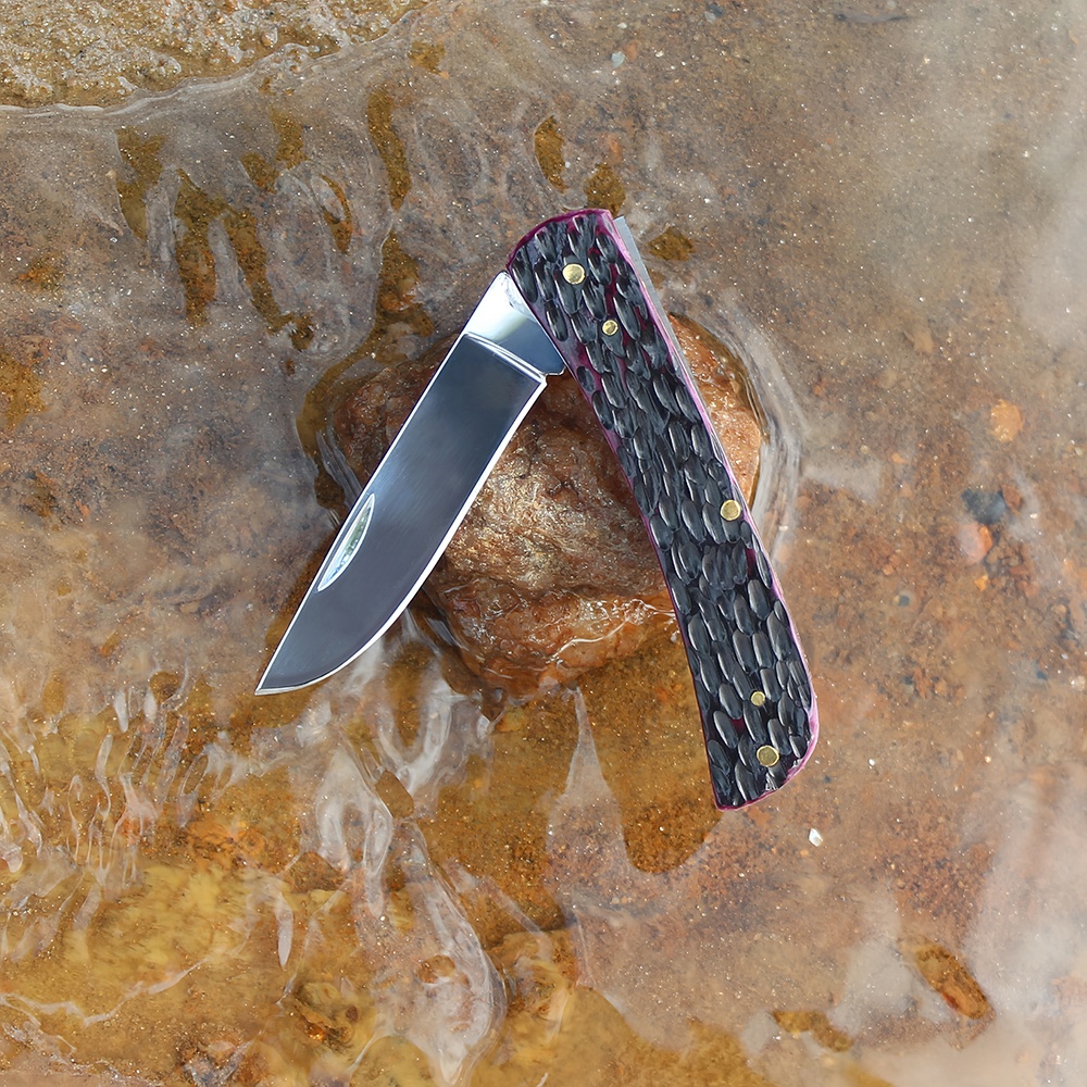small folding pocket knfe close viewed