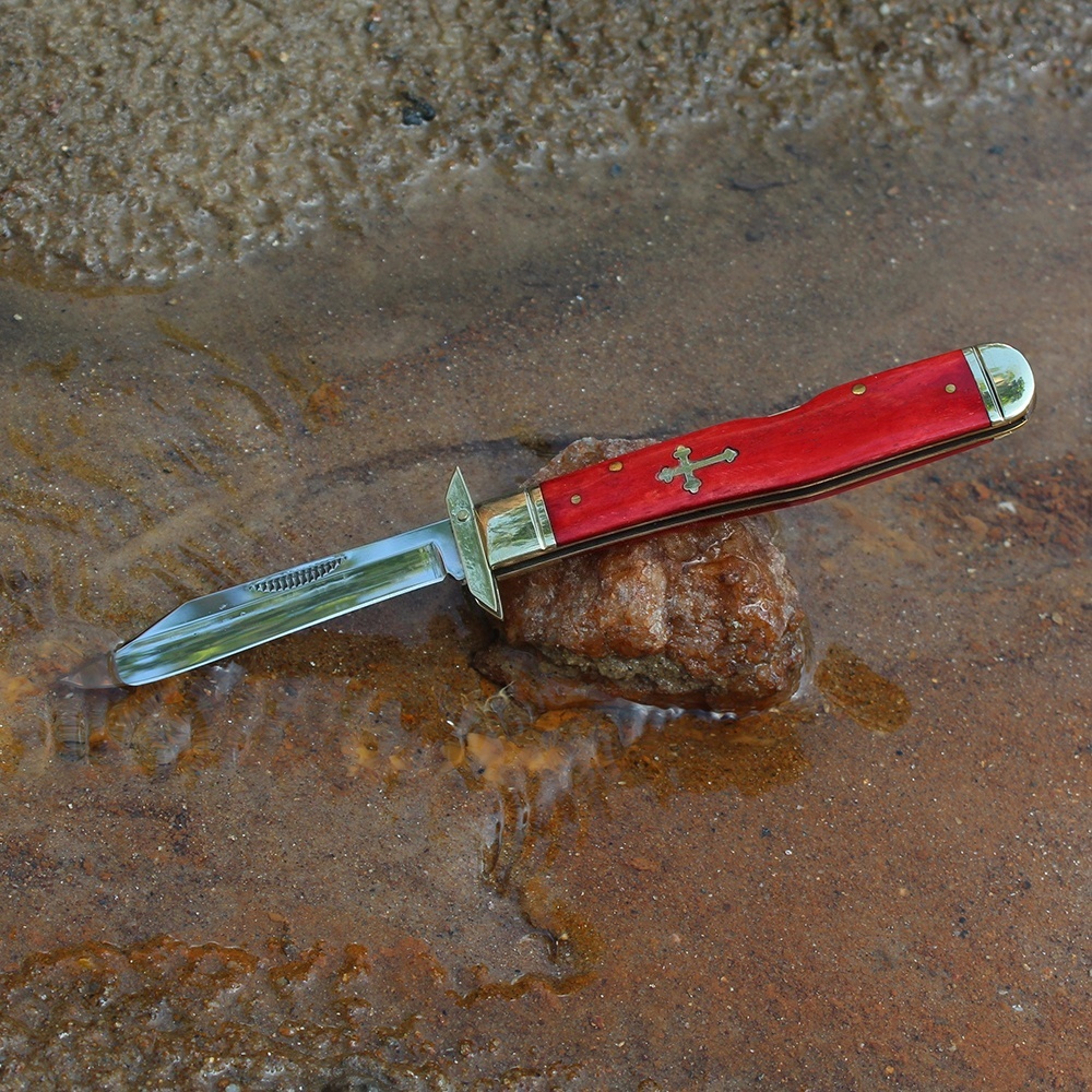 lightweight edc knife engineered for minimum pocket bulk
