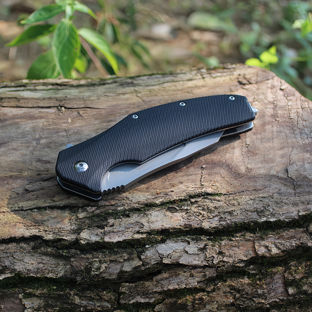 folding pocket knives close-up view