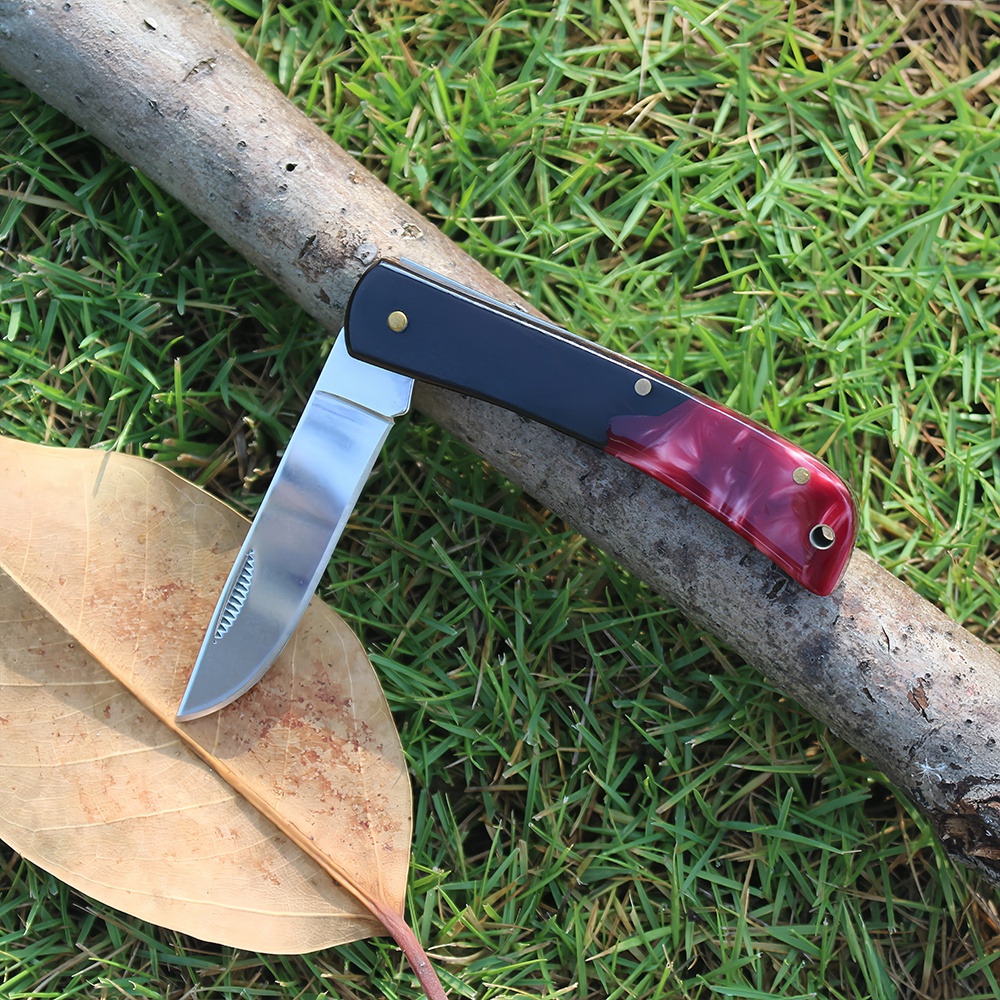 small edc pocket knife close viewed